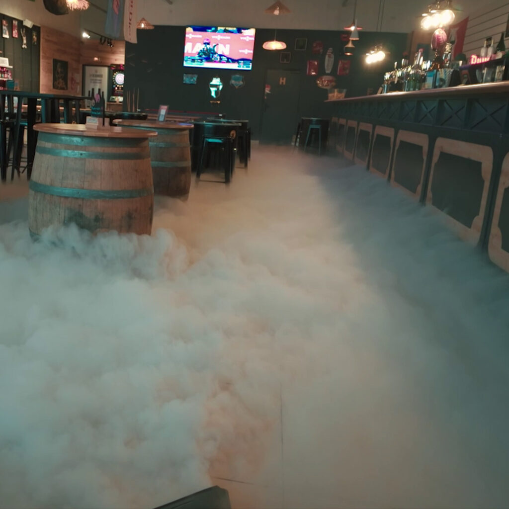 Tapis de fumée lourde Creeper AQ dans un bar lounge